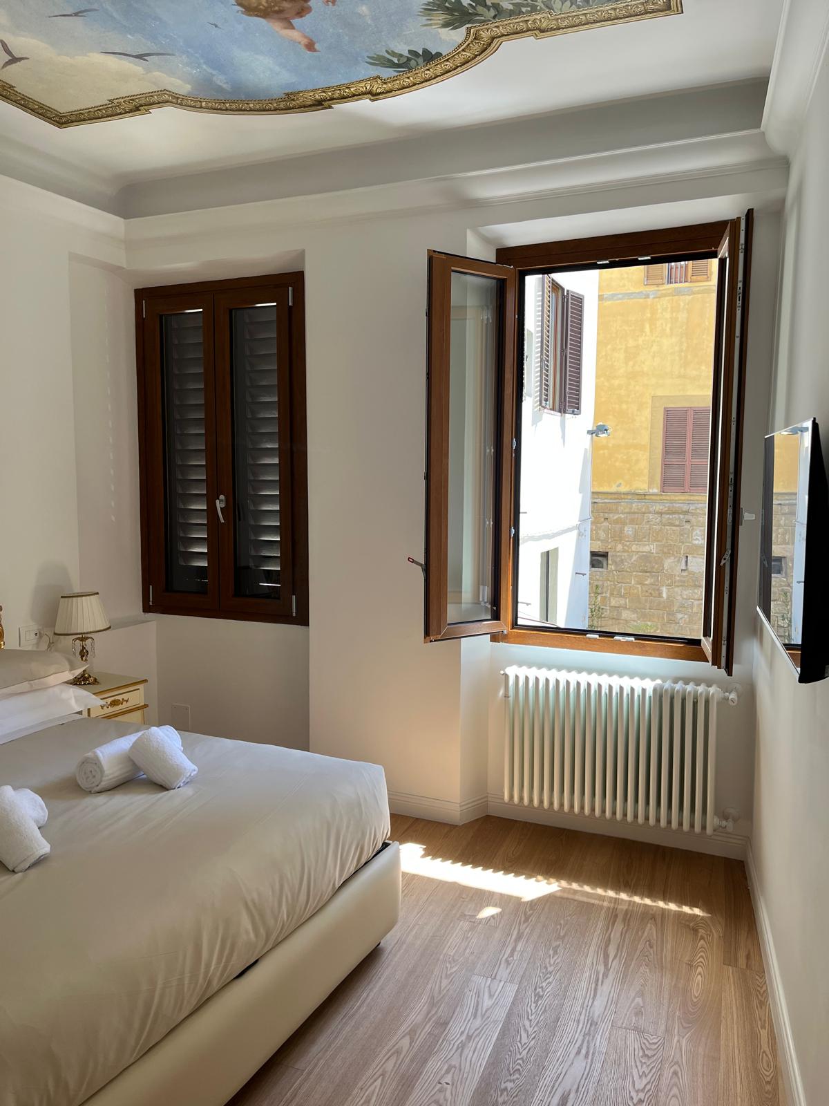 Camera con infissi in legno restaurati
