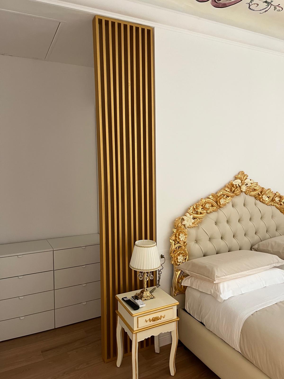 Pannello decorativo in legno dorato su misura
